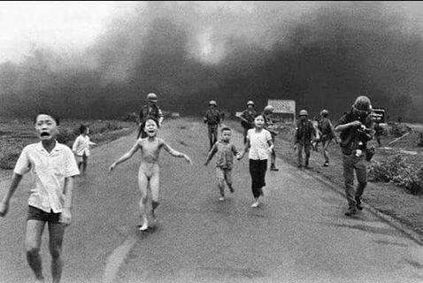 1972 yılının 8 Haziran günü Kuzey Vietnam'da bir tapınakta saklananların üzerine Amerikan uçağından dört napalm bombası atıldı. - 14650656 10209273978499547 5791266611524149447 n
