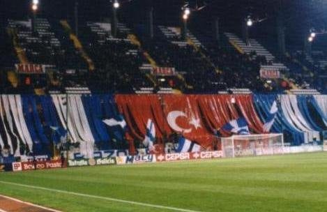 Deportivo ‘ nun Sahasında Hep Bir Türk Bayrağının Bulunmasının Sırrı…