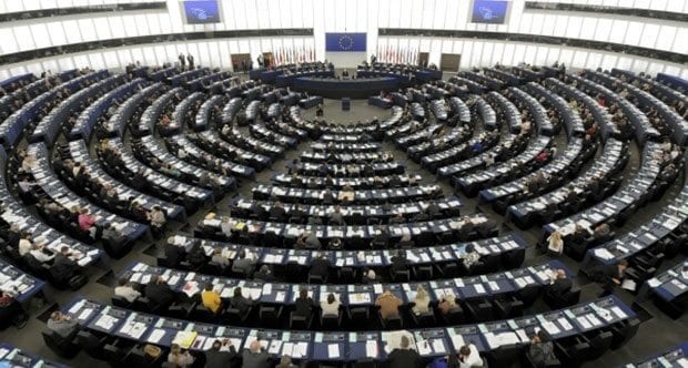 Avrupa Parlamentosu Türkiye raportörü Hollandalı sosyal demokrat parlamenter Kati Piri tarafından hazırlanan Türkiye ile Avrupa Birliği  arasındaki katılım müzakerelerinin askıya alınması önerisinde bulunulan  karar,  Parlamento’nun 2014-2019 yasama döneminin son Türkiye kararı olmuştur.  622 parlamenterden 370’i karar lehinde, 109’u  karar aleyhinde oy kullanırken, 143 parlamenter   çekimser kalmıştır. Oylama öncesi Hıristiyan Demokrat, aşırı sağcı ve AB karşıtı gruplar tarafından müzakerelerin “askıya alınması” yerine “tamamen sonlandırılmasını” isteyen ve ayrı ayrı oylanan üç değişiklik önergesi  oy çokluğuyla  kabul edilmemiştir. - fft107 mf4820886