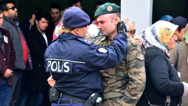 İstanbul Beşiktaş Meydanı’nda yürekleri yakan hain saldırı sonrası bu satırlar yazılıncaya kadar 30 polisimizin şehit olduğu, 8 vatandaşımızın hayatını kaybettiği açıklandı. 155 kadar yaralının bulunduğu da aynı açıklamada yer alıyor. - sehit polis ebubekir durmus adana da topraga 4