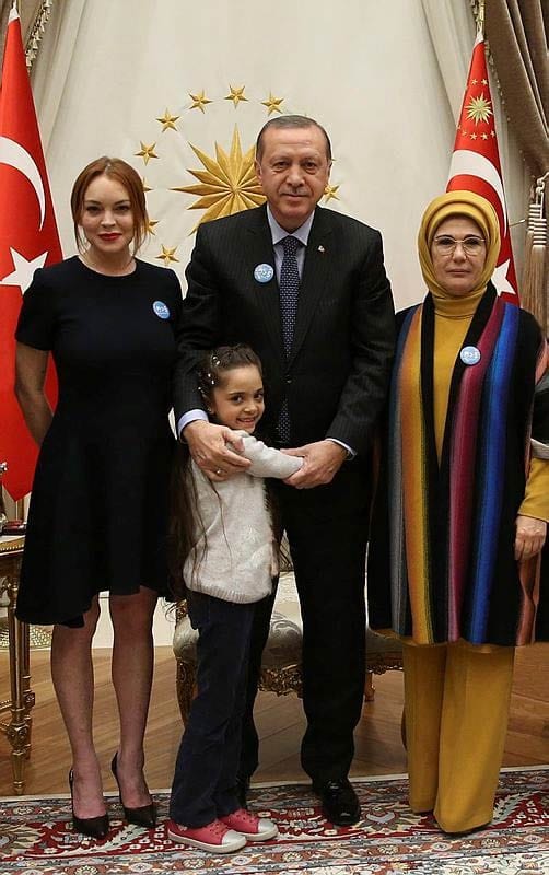 Erdoğan, ABD'li ünlü oyuncu Lindsay Lohan'ı Cumhurbaşkanlığı Külliyesi'nde kabul etti. Lohan, ziyarette Cumhurbaşkanı Erdoğan ve eşi Emine Erdoğan'a, "Dünya 5'ten büyüktür" rozeti taktı - fft16 mf8439638