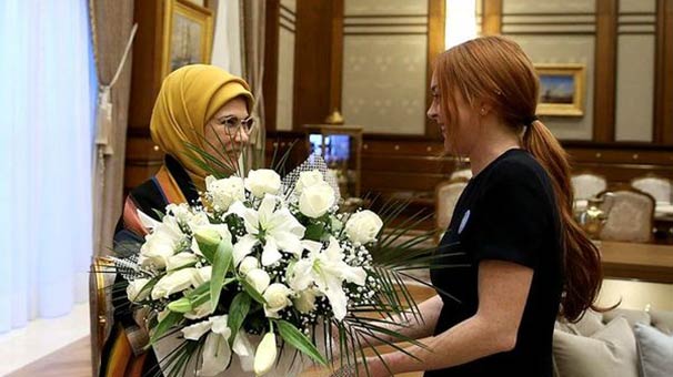 Erdoğan, ABD'li ünlü oyuncu Lindsay Lohan'ı Cumhurbaşkanlığı Külliyesi'nde kabul etti. Lohan, ziyarette Cumhurbaşkanı Erdoğan ve eşi Emine Erdoğan'a, "Dünya 5'ten büyüktür" rozeti taktı - lohanemine