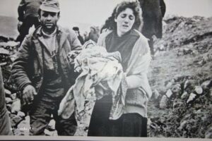 Daha Sovyetler Birliği dağılmadan başlayan Dağlık Karabağ’ın Azerbaycan’dan koparılması tezgahı, 26 Şubat 1992’de Hocalı’da soykırımın en vahşi örneklerinden birinin yaşanmasına sebep oldu. Bu katliamın üzerinden çeyrek asır geçtiği halde suçlular cezalandırılmamış, mağdurların acısının telafisi için gerekenler yapılmamıştır. Buna karşın Azerbaycan’da olduğu gibi Türkiye ve dünyanın her tarafında soykırım kurbanlarını anma faaliyetleri yapılmaktadır. Türkiye’de resmi ve özel kuruluşların yanından birçok üniversitede bu konuda toplantılar düzenlenmektedir. Akademisyenler, araştırmacılar, sivil toplum kuruluşları mensupları yaşanan vahşetin bilinmeyen yönlerini paylaşmakta, geçen süre zarfındaki gelişmeleri değerlendirmektedir. Bu aşamada suçluların cezalandırılması, kaçkınların yurtlarına dönmesi ve özellikle Azerbaycan’daki işgalin sona ermesi yolunda yapılması gerekenler tartışılmaktadır. - 58b1c0e6868576229428d9eb