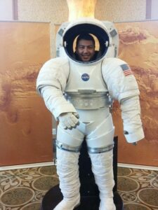 Serkan Gölge 3 yıldır NASA'da çalışıyor. Bu fotoğraf, eşi Kübra tarafından NASA ziyaretçi merkezinde çekildi. - 20kristofblog blog480