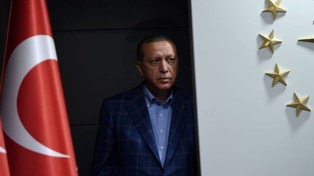 Erdoğan,hem çelişiyor,hem çatışıyor…