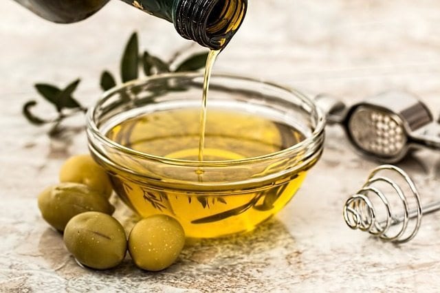 Zeytinyağı kıymete bindi. Fiyat arttıkça, başka ucuz yağların karıştırıldığı hileli zeytin yağlar piyasaya sürülüyor. İlgililer ucuz satılan yağlarda hile olabileceğine dikkat çekiyor. - olive oil zeytin zeytinyag