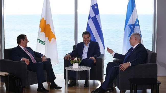  
 
 
KKTC Cumhurbaşkanı M. Akıncı ve Rum lider N.Anastasiades bölünmeyi sona erdirmek için beş yıl yoğun görüşme yaptılar.
Nihayet Çarşamba günü, BM'nin ev sahipliğinde ve garantör ülkelerin katılımıyla İsviçre'nin Crans-Montana kasabasında Kıbrıs konferansı, "Garantiler ve Güvenlik" konusu ile başladı.
 
*
Bütün katılımcılar, "Garantiler ve Güvenlik" başlıklarının her iki toplum için de hayati öneme sahip olduğu ve kaydedilecek ilerlemenin, kapsamlı bir çözüm ve gelecekte her iki toplum arasında güvenin oluşturulması yönünde kritik öneme sahip olduğunda hemfikirdir...
 
*
Crans-Montana  Kıbrıs konferansında AB, İngiltere, Yunanistan ve Kıbrıs Rum kesimi;
1- Kıbrıs için Avrupa hukuku ve ilkelerine, AB müktesebatına, tüm Kıbrıslıların insan haklarına ve temel özgürlüklerine saygılı olan, istikrarlı ve yaşayabilir bir çözüm bulunması,
2- Kıbrıs vatandaşlarının güvenliğinin ve Kıbrıs sorunun çözümünün sadece AB tarafından garantiye alınması, 
3- Başarı için gerekli olan önkoşulun yabancı askerlere ihtiyaç olmayacak, Kıbrıs'ın ve vatandaşlarının güvenliği ve bağımsızlığının sağlanması için üçüncü ülkelere ihtiyaç duyulmayacak bir çözümün ısrarındadır...
 
* 
BM Kıbrıs Özel Danışmanı E. Barth Eide ise  "Gelişme kolay olmayacak. Heyetlerin başlangıç noktaları çok değişik, değişik perspektifler, görüşler arasında mesafeler var" diyor...
Gelecek 10 gün içinde bir gelişme kaydedilmemesi halinde yeni müzakerenin yapılmasının uzun zaman alabileceği düşünülüyor. 
 
*
Şimdi bakınız, Efendim;
1960 Ankara Anlaşması: Kıbrıs'ta Türklerin siyasi eşitliğini, idareye etkin katılımını, aynı toplumsal statülerle hak ve özgürlüklerini, Lozan Anlaşması çerçevesinde Türk-Yunan dengesini, Yunanlı olduğunu iddia eden Rumlarla Türkler arasında bir ortaklık devleti olan Kıbrıs Cumhuriyeti'ni garantiliyor.
Buna göre Türkiye, İngiltere ve Yunanistan garantör ülkelerdir.
Ama, işte bugün Crans- Montana konferansında Yunanistan, Ankara Anlaşmasını sömürge dönemi kalıntısı olarak kabul ediyor.
 
*
Garanti Anlaşması'nın 1.maddesi; "Kıbrıs Cumhuriyeti herhangi bir devletle tamamen veya kısmen herhangi bir siyasi veya iktisadi birliğe katılmamayı taahhüt eder.
Bu itibarla uluslararası tanınmışlıklarını kullanarak avantaj elde etmek için taraflar kendi egemenliğini kabul ettirme konusunda direnemez, herhangi bir diğer devletle birleşmeyi veya adanın taksimini doğrudan doğruya veya dolaylı olarak teşvik edecek her nevi hareketi yasak ilan eder" biçimindedir.
 
*
Ama Rumlar egemenliklerini kabul ettirmek için mütemadiyen direnme alışkanlığındadır..
1963 Akritas Planı doğrultusunda direnmek ise Türklerin Rum egemenliği kabul etmesi ve Kıbrıs sorununun ortadan kalkması anlamındadır.
Rumlar, bu planla Türkleri zayıflatmayı ve Kıbrıs'ın Yunanistan'a birleştirilmesini yani ENOSİS'i amaçlıyor...
Bu amaçta direnmeleri yüzünden 1968'den beri ortak devlet, toprak, mülkiyet hakları ve askeri düzenlemelerle ilgili uzlaşmalar sağlanamıyor...
 
*
1974'te Kıbrıs Cumhuriyeti Albaylar Cuntasından kaçan Yunanlıların sığınağı olmuştu.
ABD Dışişleri Bakanı H.Kissinger; Atina'nın Lefkoşa'da bir darbe yapmasını, Ankara'nın ise darbeye karşı çıkma iddiasıyla adanın bir bölümüne asker çıkarmasını planladı.
O günden beri Kıbrıs'ın Kuzeyinde Türkiye himayesinde KKTC ve Türk birlikleri bulunuyor...
2004'ten beri İsviçre modeli, federal bir yönetim altında adanın yeniden birleşmesi amacıyla barış müzakereleri yürütülüyor...
 
*
Ama 2004'te Rumlar; BM ve AB'de Kıbrıs'ın yasal hükümeti ve temsilcisi olduklarını kabul ettirmişlerdir.
Böylece Türkler azınlık konumuna itilmiş, Kıbrıs adına Kıbrıs Rum Yönetimi AB'ye katılmıştır.
O gün bugün, Rum Yönetimi Kıbrıs Cumhuriyetini kendilerinin temsil ettiği iddiasındadır...
 
*
Türkler ve Rumlar bölgesel gerçeklik ve konjönktür çerçevesinde Kıbrıs sorununun çözümü yolunda, Mayıs 2015'te yeniden başlayan toplumlararası müzakerelerde;
Yönetim ve Güç Paylaşımı: Ekonomi ve AB ile ilişkiler: Mülkiyet: Harita ve Yüzdelikler: Toprak ve Güvenlikler başlıklarını ele almışlardır.
 
*
Kıbrıs'ta Türk ve Rum kesimleri arasında mülkiyet konusu ise 1974'te ortaya çıkan durumun nasıl algılanması gerektiğindeki görüşler arasındaki tezatdan kaynaklanıyor.
İki tarafın meseleye atfettikleri siyasi önem nedeniyle Kıbrıs sorununun en karmaşık, en tartışmalı ve temel eksenini oluşturuyor.
Crans- Montana konferansının bugün yapılan oturumu Mülkiyet konusuydu...
 
*
Rumlar, mülkiyet sorununun bir insan hakları ihlâli konusu olduğu, ancak insan haklarına saygı temel ilkesinin uygulanmasıyla çözülebileceği görüşündedir.
Türkler ise insan haklarına saygı ilkesini kabul etmekle birlikte bunun iki bölgelilik temel ilkesine ters düştüğü konusunda ısrar ediyor...
Başlangıçta mülkiyet konusunda; kişisel haklar ile siyasi haklar arasında ayrım yapılmış ve müzakereler bu temelde yürütülmekte iken;
"Kıbrıs Türklüğünü değil, Kıbrıs Milletini yeğ tutan" zihniyetli Cumhurbaşkanı M.Akıncı ile "Mülkiyet" başlığı iki metin değil tek metin üzerinden tartışılıyor.
 
*
Halbuki,
1- Kişisel mülkiyet hakkının tanınması kuzeydeki Türk çoğunluğunun garanti altına alınmasıdır. 
2- Ne ki bir çok gelişme Kıbrıs konusunda tartışmayı siyasi mülkiyetler noktasında düğümlemiştir. 
Siyasi mülkiyetler konusunda ise tartışılmaya değer bir çok konu bulunuyor:
 
*
1-  Kıbrıs; ABD ve Rusya'nın Stratejik Silahların Sınırlandırılması Anlaşmalarında karşı karşıya geldiği bir adadır.
NATO'nun Stratejik Konsept Belgesinin omurgasını oluşturan füze savunma araçlarının Kıbrıs'ta konuşlandırma yerleri, imha araçlarının hızı ve sayısı, konum algılama sistemleri gibi başlıklar küresel ortaklaşmaya yönelik askeri güç dengesinde büyük önem arzediyor...
 
*
2- Halbuki Türkiye, NATO Stratejik Konsept Belgesinde "AB üyesi olmayan NATO ülkesi" olarak anılıyor ve bu durum NATO'da sorun teşkil ediyor...
Çünkü Türkiye, NATO'nun AB üyesi olmayan bir müttefiki olarak Avrupa güvenliğine katkısı için öncelikle Avrupa Güvenlik ve Savunma Politikasına dahil edilmesi gerektiğini savunuyor.
Fakat AB üyesi Kıbrıs Rum Yönetimi Türkiye'nin Avrupa Güvenlik ve Savunma Politikasına girmesini, bu durumda Türkiye de Kıbrıs'ın NATO'ya girmesini engelliyor...
Bu karmaşa, ancak Kıbrıs Türk ve Rum kesimlerinin birleşme şartlarında anlaşmaları ve "Birleşik Kıbrıs Cumhuriyeti"nin  NATO'ya ve Türkiye'nin de Avrupa Güvenlik ve Savunma Politikasına üye olmasıyla adil biçimde çözülebilecektir...
 
*
3-Kıbrıs sorununda, Doğu Akdeniz ve Mısır'da bulunan hidrokarbon kaynakları da  katalizör bir güç olarak devrededir.
Kıbrıs'ta tahminen 200 milyar metreküp doğalgazın yanı sıra toplam değeri GSMH'si 24 milyar dolar olan küçük bir ülke için dev bir rakam olan 800 milyar dolar civarında petrol bulunmuştur.
Yunanistan, Güney Kıbrıs ve İsrail; Doğu Akdeniz'de Tamar ve  Leviathan bölgesi doğalgazını Avrupa'ya ulaştırmak için AB ile görüşmelerden geçmiş ve aralarında "Enerji güvenliği ve AB'nin enerji kaynaklarını çeşitlendirmesine" katkı koyacak ortak çalışmaların ileri götürülmesi konusunda anlaşma sağlamıştır.
İsrail'in doğalgazını dünyaya satabilmesi için ya Türkiye gibi komşu ülkelerin mevcut  boru hatlarını kullanması,
Ya da İsrail, Güney Kıbrıs, Mısır ve Yunanistan'ın offshore sahalarının bağlanmasıyla oluşturulacak Doğu Akdeniz Boru Hattı ile gazın Yunanistan üzerinden diğer Güney Avrupa ülkelerine ulaştırılması öngörülüyor.
Türkiye ve KKTC ise aralarındaki Kıta Sahanlığını Sınırlandırma Anlaşması'yla, Kıbrıs'ın karasularında ve münhasır ekonomik bölgesindeki egemenlik haklarıyla benzer arama çalışmaları yapabilecekleri ve Ada'nın birleşmemesi halinde bir kesimin adanın tümünü temsil ediyormuş gibi görülmesinin Avrupa değerlerine aykırı olduğu tezinde duruyor.
 
*
İşte bu noktada, Yunanistan Başbakanı A.Çipras herşeyi çözen, herkesin kendisini güvende hissedeceği  bir sihirli formülde Türkiye dışında diğerlerini ikna etmiştir.
"Kıbrıs'ta garantilere ve garantörlere gerek yok, bunlar artık çağdışıdır" diyor.
 
*
Bu yüzden Rumlar, KKTC'den "Müzakerelerin zeminini AB ilke ve değerleri belirlemelidir. Kıbrıs Cumhuriyeti AB'ye bütün olarak katıldı, müktesebatın Kuzey kesimde uygulaması ertelendi. 10. protokole göre, Anayasa tasfiye edilerek değil ama değiştirilerek, işgal altındaki bölgelerin Kıbrıs Cumhuriyeti çerçevesine entegrasyonu söz konusu olmalıdır" ilkesine riayet etmesini,
KKTC'nin Kıbrıs Cumhuriyeti'ne entegrasyonunun hukuki ve siyasi yönlerini, dönüşümü ve müteakip devletler sorununu düşünmesinin gereklerini istiyor. 
 
*
Nitekim Rumlar, sorunlar çetrefilleşince toptancı bir yaklaşımla siyasi mülkiyet konusunu "Türkiye'nin Kıbrıs'ta İşgalci" olduğu noktasına taşımıştır.
Türkiye'nin Ada'daki 40 bin askerini geri çekmesi,
Türkiye'den gelip adaya yerleşenlerin geri dönmesi,
Toprak değişikliklerinin yapılabilmesi konusunda;
Türkiye'ye daha fazla baskı yapılması için garantörlük konusunu uluslararası alanda askıya aldırma çabasını sürdürmekte, garantörlükle ilgili alternatif senaryoların önünün açılmasını talep etmektedirler... 
 
* 
Crans- Montana konferansının  dünkü ve bugünkü  oturumunda, "Güvenlik ve Garantiler" konusunda;
Taraflar Türkiye'ye kabul edilmesi gereken bir geçiş dönemi ve Kıbrıslı Rum ve Türklerin güvenliğine yönelik herhangi bir tehditi caydırmak ya da gidermek amacıyla kurulmuş bir çok uluslu polis gücü önermiştir.
Ayrıca üç ülkenin gelecekteki ilişkilerinde sağlam bir temel oluşturan "Yunanistan,Türkiye ve Kıbrıs arasında üçlü bir Dostluk Paktı kurulması da teklif edilmiştir.
 
*
Cumhurbaşkanı M.Akıncı ise yakın zamana kadar "Türkiye'yi tamamen dışlayarak bir garanti sistemi oluşturmanın ve Kıbrıslı Türklerin bunu kendileri için güvence olarak görmelerini beklemenin mümkün olmadığı," 
Ama "Kimse 1960'daki şartların aynen geçerli olduğunu söylemiyor. Eskiden noktası virgülü değişmez deniyordu, bu çağda bunu diyemezsiniz.
Haklarınızı gözetip endişelerinizi giderecek yeni formüller, yeni düşünceler üretmelisiniz" düşüncesindeydi.
 
*
Nitekim garantörlük sistemi yerine, garantör ülkeler Türkiye, Yunanistan ve İngiltere'den oluşan çok uluslu bir güç oluşturulması planını teklif ediyordu.
Rum lider N.Anastasiadis'in ise teklife sıcak bakıyor ancak Ada'da konuşlanacak askerlerin Türkiye veya Yunanistan'dan değil üçüncü ülkelerden olmasını öneriyordu.
İngiltere ise Kıbrıs'ta bir anlaşma durumunda adadaki garantörlük haklarından vazgeçmeye hazır olduğunu bildirmişti.
Ama Crans-Montana konferansında dün ve bugün Türkiye'nin 1960 Ankara Anlaşmasına sadık kaldığı görüldü.
 
*
Aslında Türkiye'nin Kıbrıs üzerine tarihsel hakları bir yana Cumhurbaşkanı M. Akıncı'nın teklif ettiği, "Garantör ülkeler Türkiye, Yunanistan ve İngiltere'den oluşan çok uluslu bir güç oluşturulması planı";
1- Ankara Anlaşmasıyla kazanılan Kıbrıs'ta Türklerin siyasi eşitliğinden idareye etkin katılımından ve aynı toplumsal statülerle hak ve özgürlüklerinden ve garantörlükten feragat etmesi: mülkiyet: toprak gibi konularda zarara uğranması,
2- Lozan Anlaşması çerçevesinde Türk-Yunan dengesinin bozulması,
3- Güney Kıbrıs Rum Yönetiminin AB'ye "Kıbrıs Adası " olarak girmesi hâlâ tartışmalı bir konu iken, Türkiye'nin "Kıbrıs'ın karasularındaki ve münhasır ekonomik bölgesindeki egemenlik haklarından" vazgeçmesi anlamına geliyordu.
 
*
Konferansın ikinci gününde Toprak Sorunu konuşuluyor. 
Kıbrıs adası ciddi bir kuraklıktan geçmekte, tarım ve hayvancılık gerilemektedir.
Güzelyurt'ta başlayan tuzlanma, KKTC'nin bir ucundan öbürüne etkisini gösteriyor.
Türkiye'nin, Anamur Alaköprü Baraj suyunun Akdeniz'de 250 metre derinlikte asma borularla Güzelyalı'ya getirilmesi ve suyun Geçitköy Barajı'nda toplanması ile ilgili "Barış Suyu Projesi";
Yeşil adanın eski haline kavuşmasına, tarımın ve hayvancılığın yeniden hayat bulmasına ve KKTC'nin milli gelirinin artmasına yol açacaktır.
 
*
Ama Rumların müzakere masasında talep ettiği toprakları alması uluslararası hukuka göre zorlaşacaktır ki; bu siyasi mülkiyet sorununa da bir ortayol bulunamıyor.
O yüzden Rum Kesimi, Türkiye'nin hayata geçirdiği "Barış Suyu Projesi"ni reddediyor.
Projeyi "İşgal gücü Türkiye tarafından işgal altındaki topraklarda hayata geçirilen yasadışılık"  olarak tanımlıyor. 
Bu projeyle Türkiye'yi, KKTC'yi coğrafi açıdan Anadolu ile bütünleştirmekle suçluyor... 
 
*
İki günün sonucunda Crans-Montana konferansında Türkiye ve  Kıbrıs Türklüğü bir Sırat'dan geçiyor...
 
30.6.2017 - Anastasiadis Çipras Netanyahu