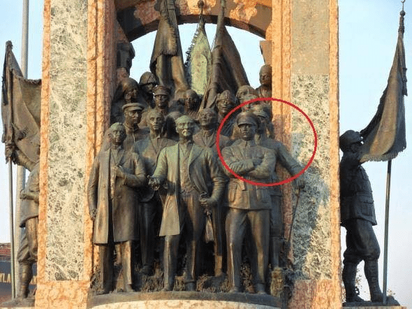 Belki bilmezsiniz ama Taksim Cumhuriyet Anıt’ında Atatürk’ün sağında iki Rus yer almaktadır. Bu kişiler ünlü Rus mareşal Kliment Voroşilov ile ünlü Soviyet KGB kurucusu Mihail Frunze. Bu kişiler Türkiye Cumhuriyet’inin kuruluşunda oynadıkları önemli rolü Atatürk’ün özel emri ile tüm gelecek nesiller için asla unutulmasınlar diye burada yer almaktadırlar. Ne yazık ki günümüzün Türk nesli bu kişilerin ne adlarını biliyor ne de ne yaptıklarını... - unnamed