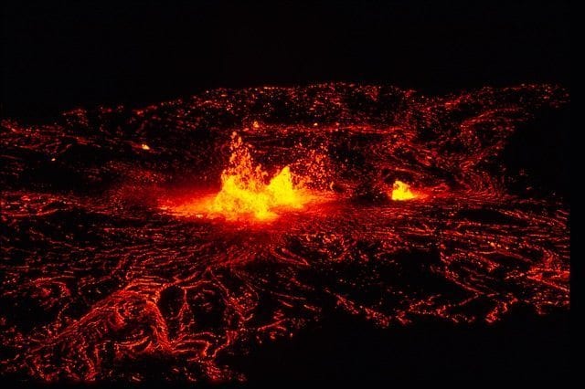 YANARDAĞ (İnt'den : Mağmanın, yerin içinden yüzeye doğru bir püskürme ağzı bulunan dağ.) - molten magma yanardag