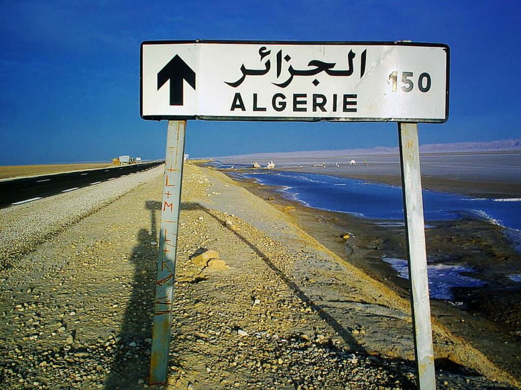 Associated Press’in haberine göre, Başbakan Ahmed Uyahya, gazetecilere yaptığı açıklamada, “Türkiye’deki dostlarının Cezayir’in kolonileştirilmesinin ticaretini yapmaktan vazgeçmesini” istedi. - cezayir algeria