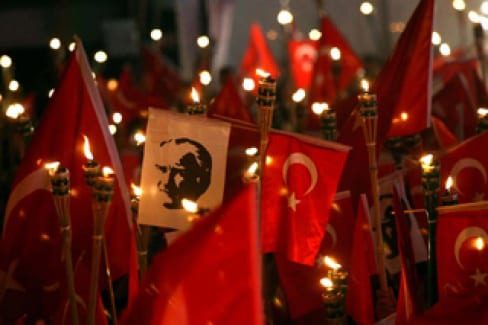 Bugün büyük bir coşku ile Cumhuriyet Bayramı kutlandı. Mutluluk ve hüzünle izledim. Çünkü kutlanan Cumhuriyet değil, ‘Cumhuriyetin doğum günüydü.’ Nasıl yani mi diyorsunuz? Şöyle ki; - turkiye cumhuriyeti bayrak