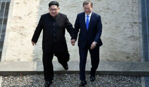 Kuzey Kore lideri Kim Jong-un, Güney Kore Devlet Başkanı Moon Jae-in’in tarihi görüşmesinde iki liderden olumlu mesajlar geldi. 65 yıl sonra Güney Kore topraklarına ayak basan ilk Kuzey Kore lideri olan Kim, “Yeni bir tarih başlıyor” dedi. - 1 2