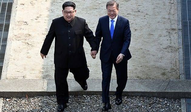 Kore’deki tarihi zirvede Kim Jong-un ile Moon Jae-in buluştu