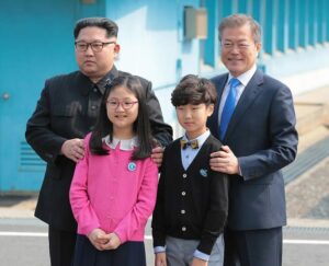 Kuzey Kore lideri Kim Jong-un, Güney Kore Devlet Başkanı Moon Jae-in’in tarihi görüşmesinde iki liderden olumlu mesajlar geldi. 65 yıl sonra Güney Kore topraklarına ayak basan ilk Kuzey Kore lideri olan Kim, “Yeni bir tarih başlıyor” dedi. - 10 1