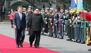 Kuzey Kore lideri Kim Jong-un, Güney Kore Devlet Başkanı Moon Jae-in’in tarihi görüşmesinde iki liderden olumlu mesajlar geldi. 65 yıl sonra Güney Kore topraklarına ayak basan ilk Kuzey Kore lideri olan Kim, “Yeni bir tarih başlıyor” dedi. - 2 1