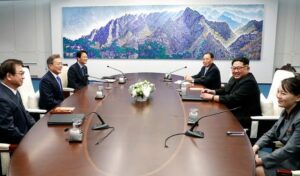 Kuzey Kore lideri Kim Jong-un, Güney Kore Devlet Başkanı Moon Jae-in’in tarihi görüşmesinde iki liderden olumlu mesajlar geldi. 65 yıl sonra Güney Kore topraklarına ayak basan ilk Kuzey Kore lideri olan Kim, “Yeni bir tarih başlıyor” dedi. - 3 1