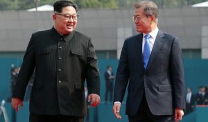 Kuzey Kore lideri Kim Jong-un, Güney Kore Devlet Başkanı Moon Jae-in’in tarihi görüşmesinde iki liderden olumlu mesajlar geldi. 65 yıl sonra Güney Kore topraklarına ayak basan ilk Kuzey Kore lideri olan Kim, “Yeni bir tarih başlıyor” dedi. - 4 1