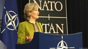 DW-ABD’nin NATO nezdindeki Daimi Temsilcisi Büyükelçi Kay Bailey Hutchison, Türkiye’nin Rus S-400 füzelerini alması durumunda yaptırımlarla karşı karşıya kalacağı ve NATO ile işbirliğinin sınırlandırılacağı uyarısı yaptı. - 41286539 403