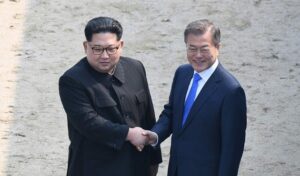 Kuzey Kore lideri Kim Jong-un, Güney Kore Devlet Başkanı Moon Jae-in’in tarihi görüşmesinde iki liderden olumlu mesajlar geldi. 65 yıl sonra Güney Kore topraklarına ayak basan ilk Kuzey Kore lideri olan Kim, “Yeni bir tarih başlıyor” dedi. - 6 1