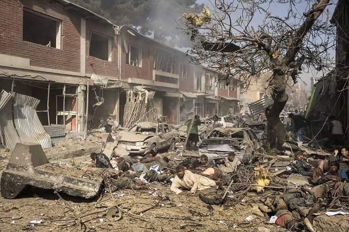 Afganistan'ın başkenti Kabil haftaya intihar saldırıları ile başladı. Sabah saatlerinde meydana gelen ard arda patlamalarda ilk belirlemelere göre en az 21 kişi hayatını kaybetti. 27 kişi de yaralandı. Yetkililer saldırıların kalabalık yerlerde ve trafiğin yoğun olduğu saatlerde gerçekleşmesi ölü sayısının artma ihtimalini kuvvetlendirdiğini bildirdi. - fb img 15250684790061329347137