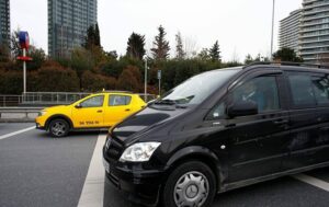 İstanbul Esenyurt’ta meydana gelen olayda, iddiaya göre taksiciler müşteri alan bir UBER aracının önünü kesti. 7 taksi şoförü UBER aracının etrafını sardı ve araca vurdu. Bu sırada araçta bulunan yolcular da taksi şoförüne tepki gösterirken, taksiciler müşterileri araçtan indirmek istedi. Ancak UBER şoförü ise aracın kapılarını kilitledi. Yaşanan o anlarda cep telefonu kamerasıyla kaydedildi. - 1032701694