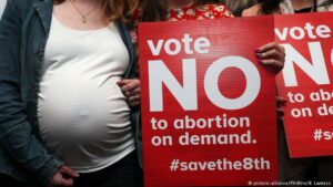 Halkının büyük çoğunluğu koyu Katolik olan ve AB ülkeleri arasında en sert kürtaj yasasına sahip İrlanda’da bugün kürtaj referandumu yapılıyor. İşte bu ilginç halk oylamasıyla ilgili altı soru, altı cevap: - 43267611 303