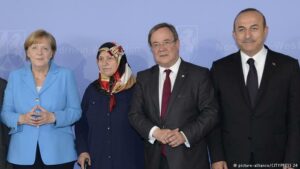 Beş Türk’ün yaşamını yitirdiği Solingen saldırısının 25’inci yılı anma etkinliğinde konuşan Almanya Başbakanı Merkel, ırkçılık, yabancı düşmanlığı ve antisemitizme Almanya'da da dünyada da yer olmadığını söyledi. - 43976771 303
