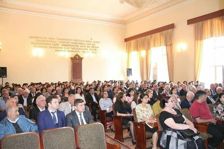 Program Uluslararası Bilgi ve Bölgesel Araştırmalar Derneği ile beraber organize edildi. Üniversitenin akademik heyeti ve öğrencilerinin katılımıyla gerçekleştirilen programın açılış konuşmasını üniversitenin rektörü, Azerbaycan Milli Bilimler Akademisinin muhabir üyesi Prof. İbrahim Caferov şimdiki Ermenistan’ın bulunduğu Azerbaycan’ın tarihi topraklarından, aynı zamanda şimdiki Erivan (İrevan) şehrinin Ermenilere verilmesi ile ilgili konuştu. - img 20180515 wa0004974853281