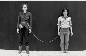 Tayvan doğumlu sanatçı Tehching Hsieh bir keresinde “Hayat bir ömür boyu hapis cezası” dedi. Muhtemelen hiç kimse bu konuşmacıyı konuşmacınınkin den daha aşırı ve aydınlatıcı amaçlara yaymadı. Vito Acconci'nin 1972 tarihli Seedbed adlı çalışmasından, 1970'lerde meydana gelen, sınırlayıcı, yaşamı tehdit eden performans sanatı eserlerinin nimeti göz önüne alındığında, bir galeri katındaki bir rampa altında, mastürbasyon yaptığı için, Chris Burden vücuttaki birçok bedensel ihlalini içeriyordu. Bir otomobil üzerinde çarmıha gerildi, kolundan vuruldu ve beş gün boyunca bir dolabın içine kaldı. - Hsieh'in süregelen eserleri, tüm geleneksel özgürlük, güvenlik, güvenlik ve yalnızlık kavramlarımızı parçaladı. - p33a 1000x660