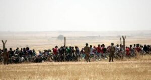 Başbakan Binali Yıldırım’ın “30 bin Suriyeli 24 Haziran seçimlerinde oy kullanacak” açıklamasıyla tekrar gündeme gelen Suriyeli sığınmacılar meselesi siyasetin odağında yer almaya devam ederken Mültecilerle Dayanışma Derneği Genel Başkanı Eda Bekçi, Suriyeli sığınmacıların seçim kampanyalarında olmaktan rahatsız olduklarını ifade etti. - 1015815564
