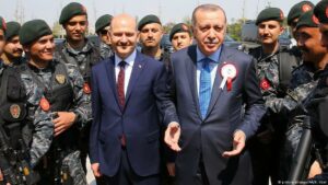 İçişleri Bakanı Soylu'nun HDP ve CHP'ye yönelik sert çıkışına tepkiler büyüyor. CHP Soylu'yu bölücükle suçlayıp Erdoğan'ı gereğini yapmaya çağırırken HDP "halkı kin ve düşmanlığa tahrik"ten suç duyurusunda bulundu. - 44450702 403