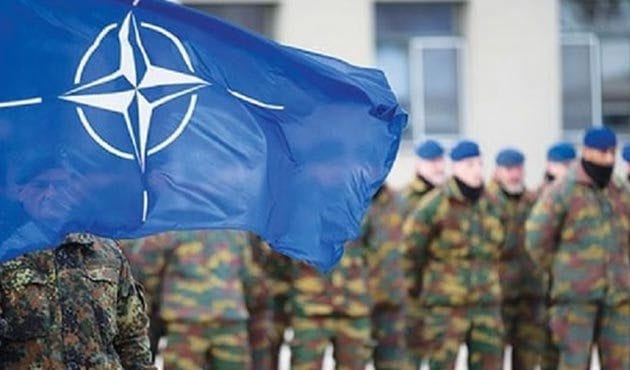 Soğuk savaş döneminin güvenlik örgütü olan NATO, Türkiye’deki sivil örgütlenmesi açısından tartışılırken, Romanya’nın başkenti Bükreş’te son zirve toplantısı yapıldı. Dünya tarihinin ortaya koyduğu gibi, her siyasal dönemin örgütlenmesi ya da devlet modelleri zaman içerisinde eskimekte ve içine girilen yeni dönemlerde bu gibi yapılanmaların varlığı ya da devam edip etmemesi tartışma konusu olmaktadır. 21. yüzyılın başında artık NATO için de benzeri bir değerlendirme dönemi söz konusudur. İkinci Dünya Savaşı’nın hemen sonrasında, dünyanın yeni süper gücü olan Amerika Birleşik Devletleri’nin öncülüğünde kurulmuş olan Batı Bloku’nun savunma sistemi olarak NATO, yarım yüzyılı geride bırakan bir tarihe sahip olan bir uluslararası kuruluş olarak, bugünün dünyasında ne gibi bir yere sahip olacağını bilememekte, kurucu patron olan ABD’nin güdümünde bazı kesimlerin özel çıkarları doğrultusunda yönlendirilerek yeni bir tür emperyalizmin koruyucu ya da bekçisi konumundaki güvenlik örgütü durumuna doğru sürüklenmektedir. - kilic darbesi 18 nato