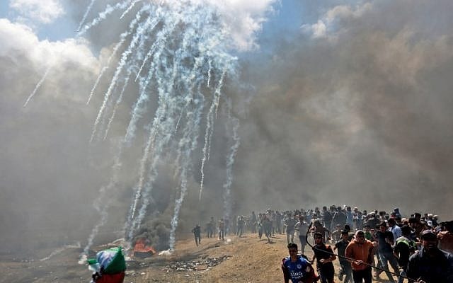 Birleşmiş Milletler (BM) Ortadoğu Barış Süreci Özel  Koordinatörü Nickolay Mladenov, "Gaza" ve  "Palestinians" etiketleriyle yaptığı paylaşımda, "Gazze'deki herkesin eşikten  (savaşın eşiği) geri adım atması gerekiyor. Gelecek hafta değil. Yarın değil.  Hemen şimdi! Filistinlileri ve İsraillileri başka bir savaşa kışkırtmak  isteyenler başarılı olmamalı." dedi. - 000 14X352