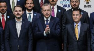 Dünyanın önde gelen ekonomi kanallarından Bloomberg’in internet sitesinde, “Erdoğan’ın Yeni Hanedanlığı Türkiye’yi yatırım yapılamaz hale getiriyor” başlıklı bir makale yayınlandı. - 1034245562