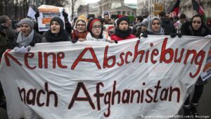 Almanya yeni göç ve göçmen yasasını tartışıyor. Alman parlamentosunda yaşanan gerginlikler halka ettiği gibi gazetelerde sayfalarında bu konuya geniş yer ayırıyor. Öte yandan Almanya’dan geçen hafta sınır dışı edilen 23 yaşındaki Afganistanlı bir genç Kabil’e vardıktan sonra kısa bir süre sonra intihar etti. - 37513123 303