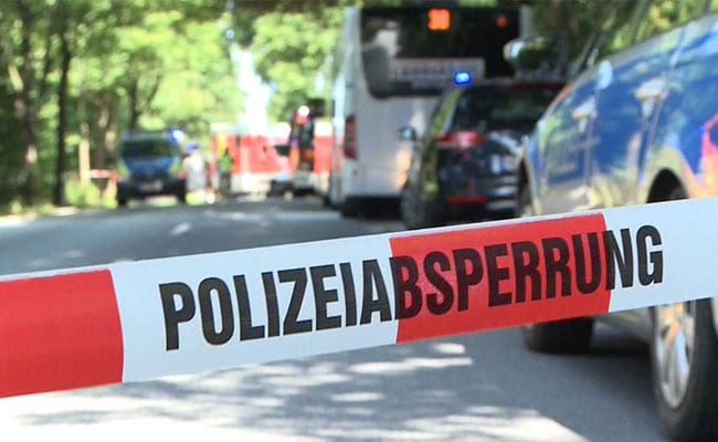 Almanya'nın kuzeyindeki Lübeck kentinde bir erkeğin otobüsteki yolculara bıçakla saldırdığı açıklandı. Saldırıda aldıkları bıçak darbeleri sonucu 12'si hafif olmak üzere 14 kişi yaralandı.Saldırgan yakalandı. - 6aee662g police tape
