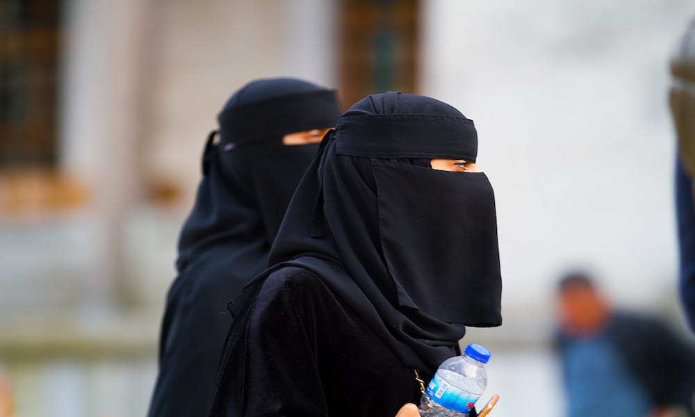Birçok ülkede peçe ve burka yasaklandı