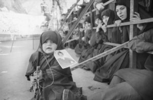 Silahlı kadın direnişçiler, İran Devrimi'nin başlangıcında Tahran sokaklarında. 1979 - DhiAu NWsAEIcE