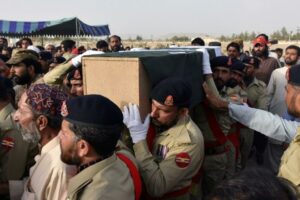 Siyasi mitingler ile alakali bir haftadır süren bombalama eylemleri , Baluchistan eyaletinde düzenlenen bir mitingde en az 130 kişinin ölümüne yol açan yıkıcı bir intihar saldırısı gerçekleştirdi. İslam Devleti, Cuma gecesi Baluchistan Awami Partisi (BAP) için düzenlenen bir mitingde düzenlenen intihar saldırısının sorumluluğunu üstlendi. Ölen 130 kişi arasında parti meclisi adayı Siraj Raisani bulunuyor. - pakistaan2