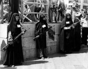 Silahlı kadın direnişçiler, İran Devrimi'nin başlangıcında Tahran sokaklarında. 1979 - İran