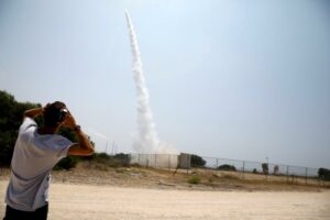 İsrail ordusu, İsrail uçaklarının Gazze Şeridi'ndeki mevkileri vurduğunu ve Filistinlilerin bugün İsrail'e düzinelerce havan bombası ve roket fırlattığını söyledi. - ısrail