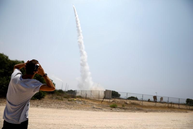 İsrail , Gazze mevkilerine roketlerle saldırıyor.