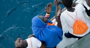 Sınır Tanımayan Doktorlar (MSF) örgütü ay başında Libya açıklarında göçmenleri taşıyan bir botun batması sonucu 100’den fazla göçmenin boğularak hayatını kaybettiğini duyurdu. - 1035143546