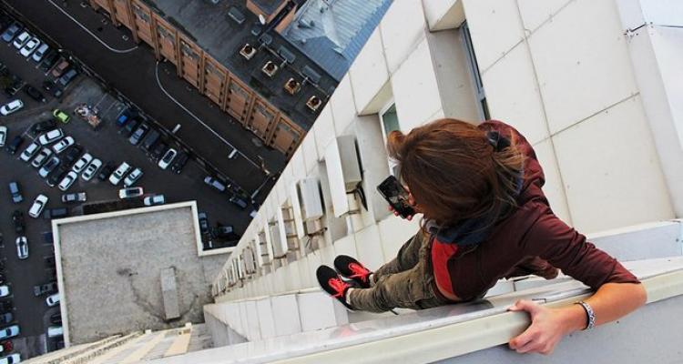 Rus fotoğrafçı Angela Nikolau, gökdelenlerin tepesinde çektiği kendi fotoğraflarıyla korkuya meydan okuyor. - 11 1