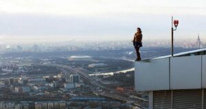 Rus fotoğrafçı Angela Nikolau, gökdelenlerin tepesinde çektiği kendi fotoğraflarıyla korkuya meydan okuyor. - 4 1