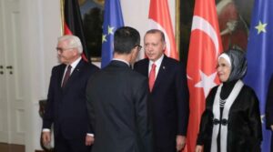 Uzun bir süredir bozuk olan Türkiye-Almanya arasındaki ilişkiler yeni bir evreye giriyor. Cumhurbaşkanı Erdoğan’ın Almanya’da ki ilk gün görüşmeleri büyük bir olay olmadan kazasız belasız atlatıldı.  - 6501A31E 75F6 4AA6 9027 5C4E869EBFD5