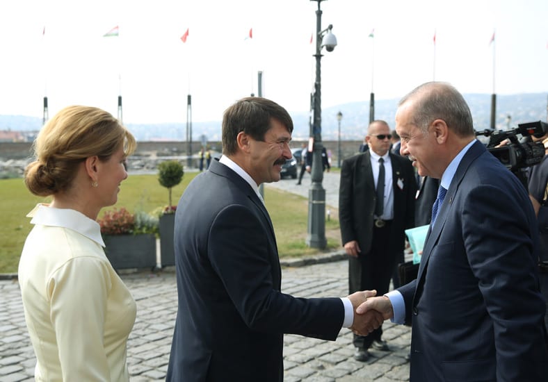 Erdoğan Macaristan Cumhurbaşkanını ziyaret etti