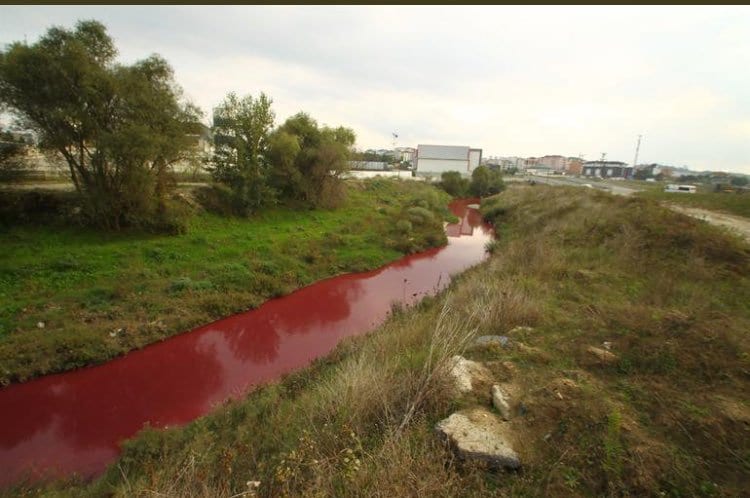 Çerkezköy Veliköy mahallesinde yoğun fabrikaların bulunduğu ve Ergene Nehri'nin kolu, Çorlu deresinin geçtiği dere yatağında kırmızı renkte kimyasallar aktığı görüntülendi. - IMG 20181004 011135
