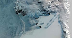 Uluslararası bir araştırma ekibinin Antarktika’nın doğusunda buz tabakalarının erimesine neden olabilecek, büyük bir jeotermal ışınım kaynağına rastladığı öğrenildi. - 1025562568