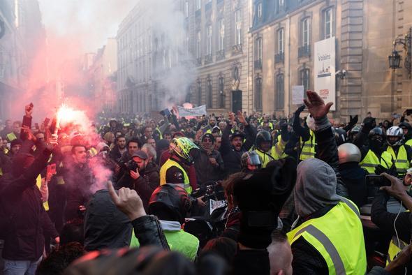 Fransa’da akaryakıt zammı ülke genelinde 283 bin kişi tarafından protesto edildi. -